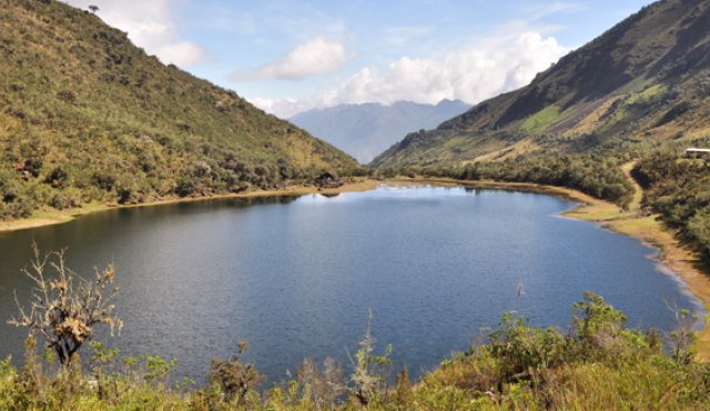 Páramo del Almorzadero - Paisaje de laguna y montañas